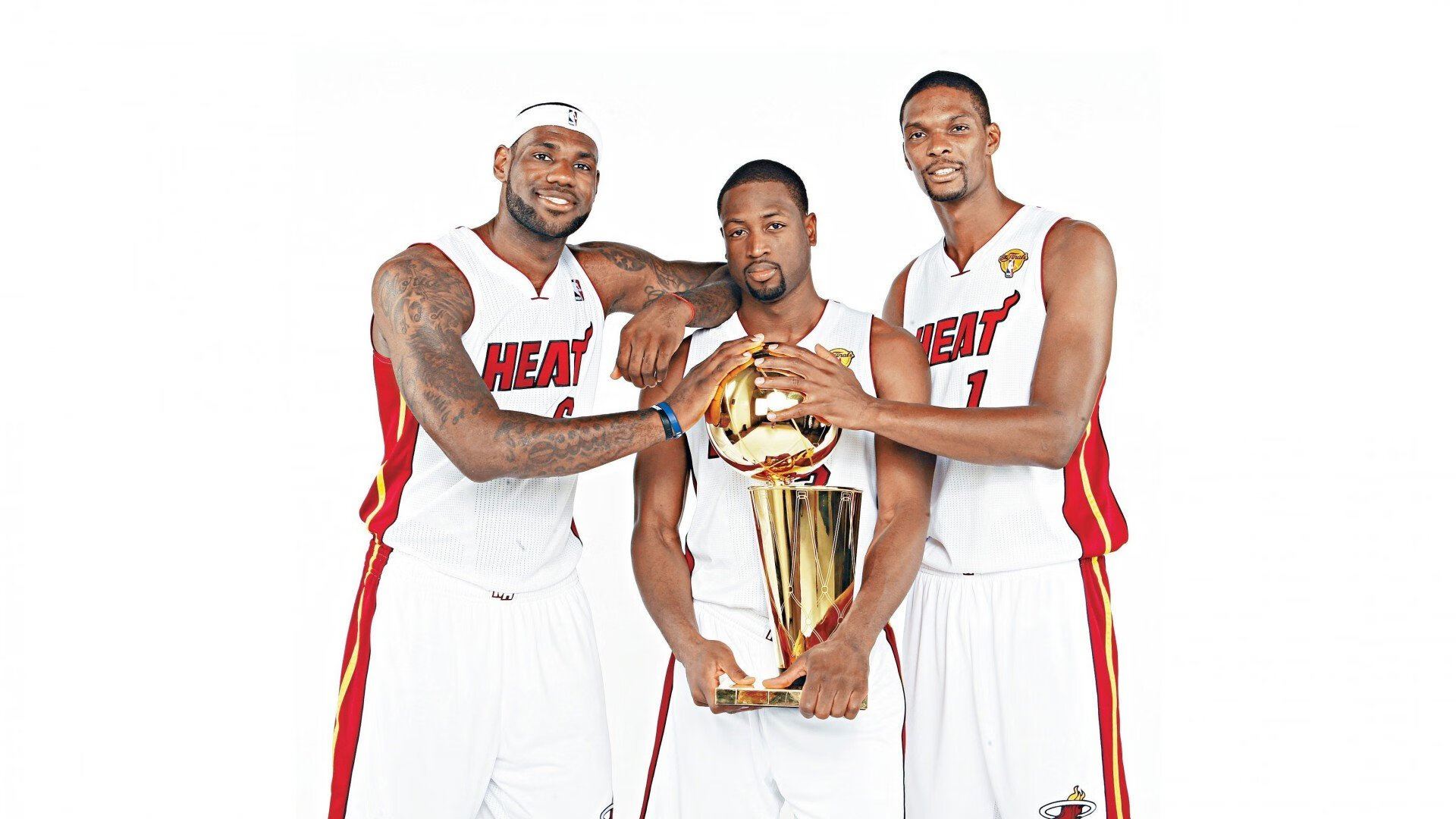 教练组开发战术手册供队员赛前复习提高战术执行精准性，篮球教练战术板怎么用